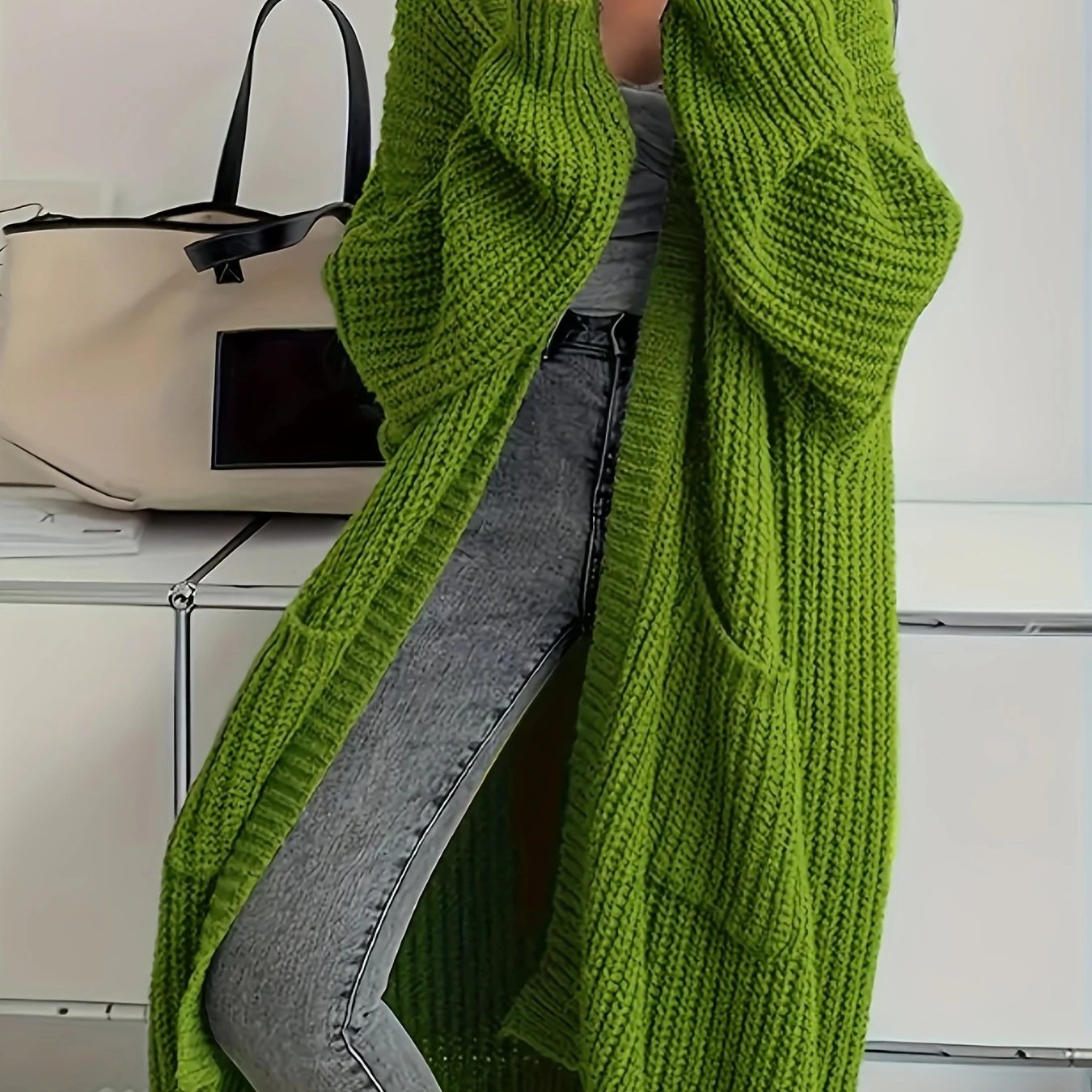 Jara™ – Lång Elegant Kappa med V-ringning