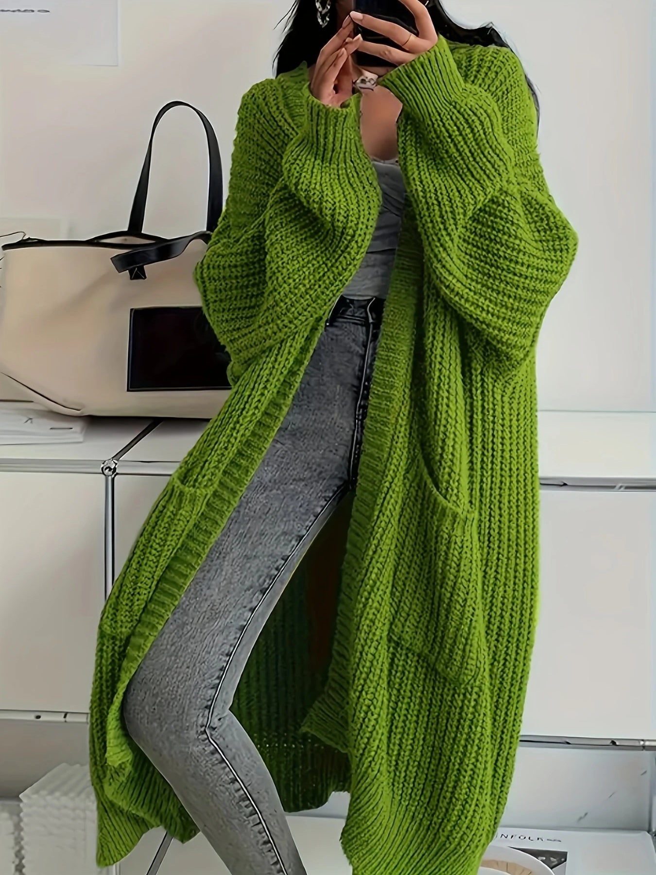 Jara™ – Lång Elegant Kappa med V-ringning