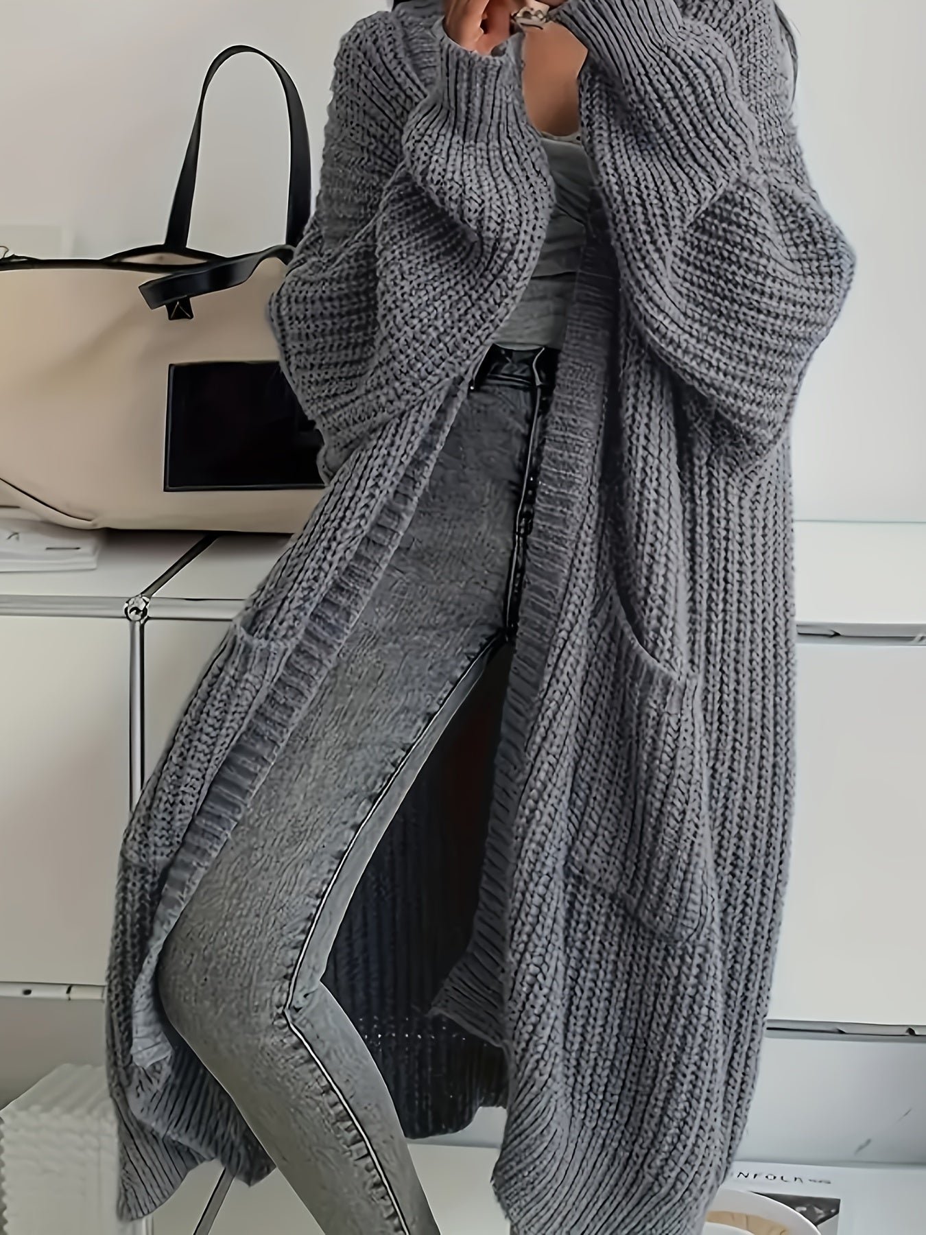 Jara™ – Lång Elegant Kappa med V-ringning