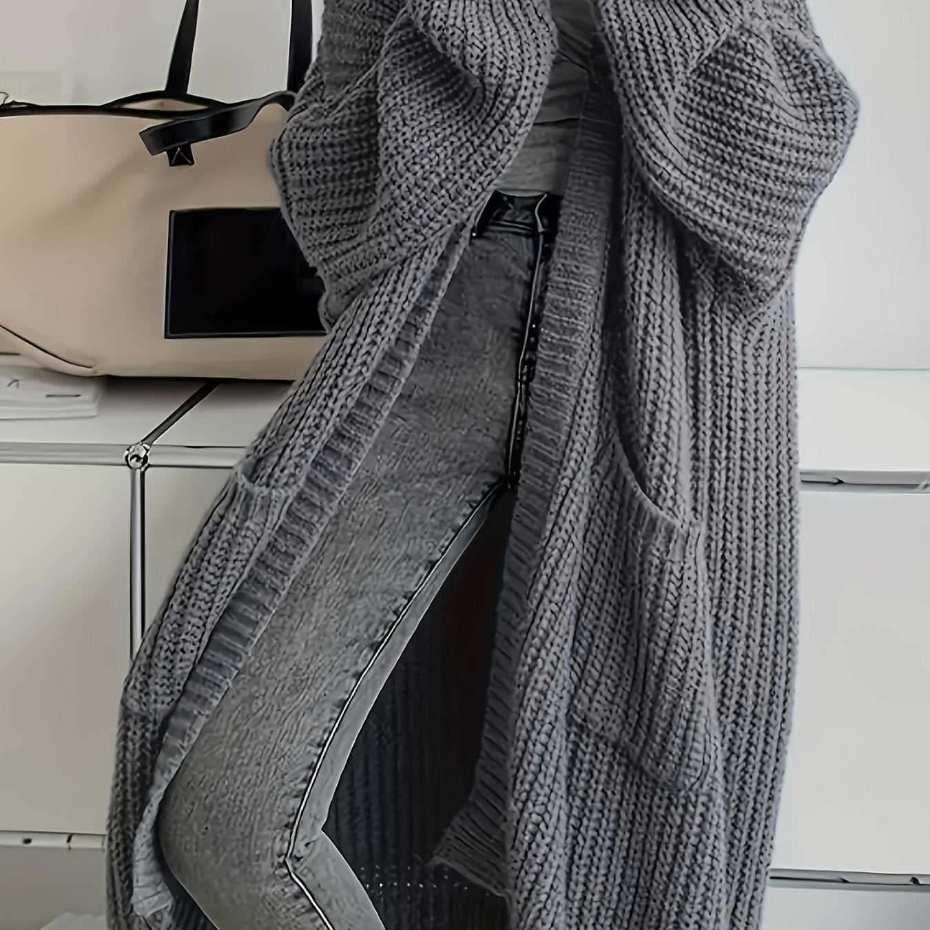 Jara™ – Lång Elegant Kappa med V-ringning